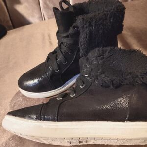 Girls Airwalk boots with fur